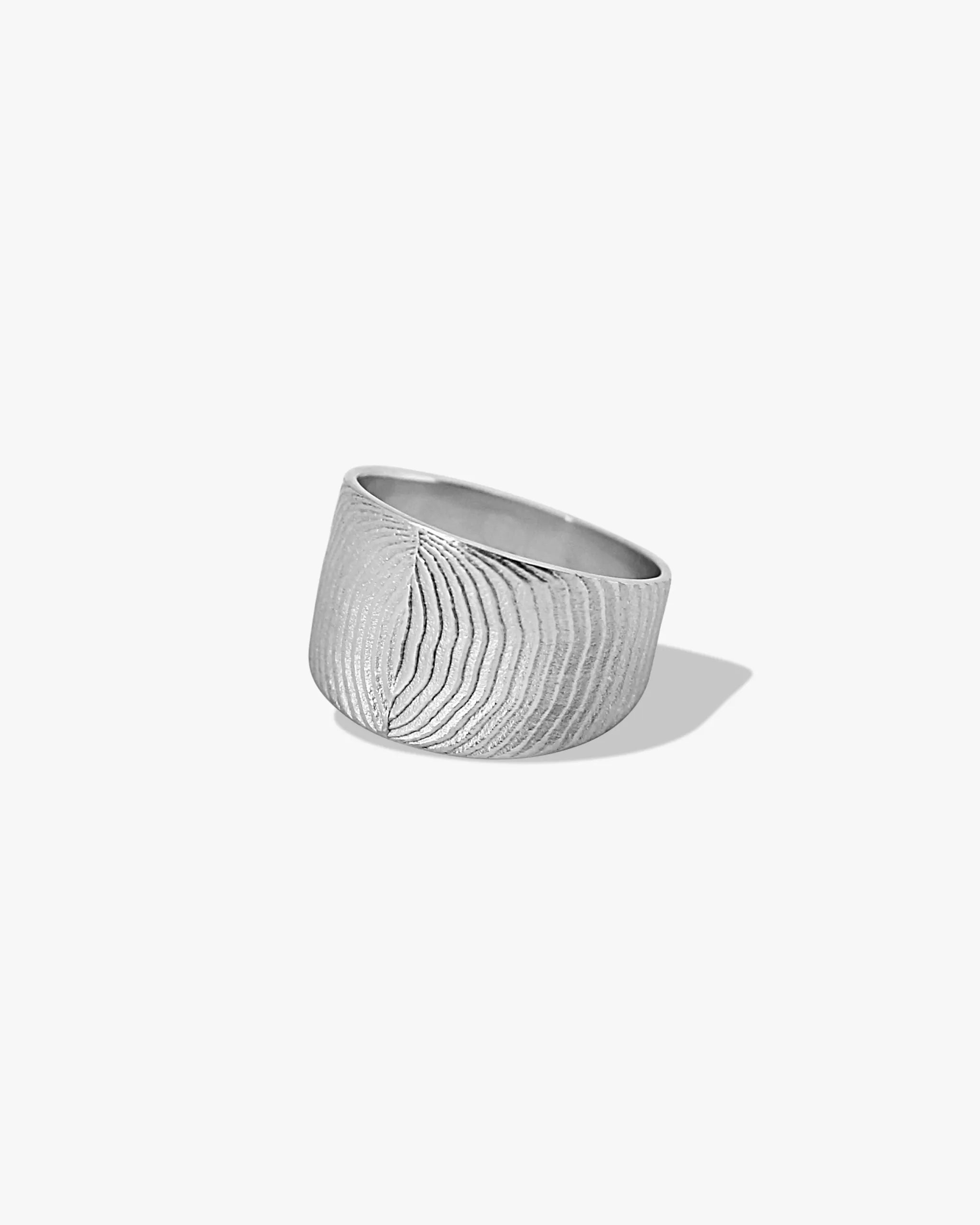 Eleganter Schmuck aus der Meerestiefe. Die maritime Struktur der Sepien vereint sich im silbernen Abraccio Ring wie eine Umarmung