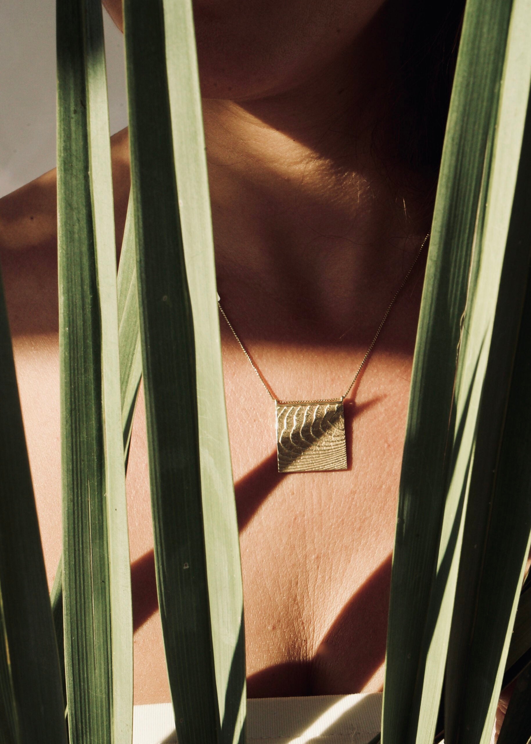 Structured Jewelry Anhänger in Gold
