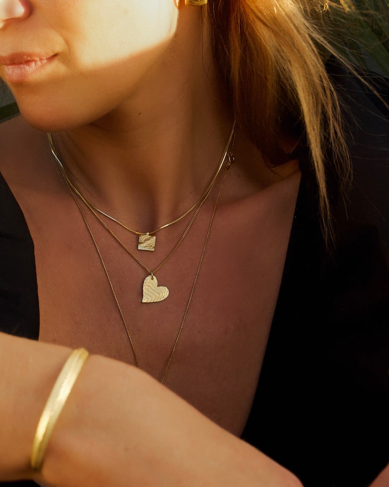 Ein besonders schönes goldenes Herz als Schmuckstück mit maritimer SEPIAH Struktur direkt aus dem Meer. Für Dich selbst oder jemanden, den Du liebst. Love is around!
