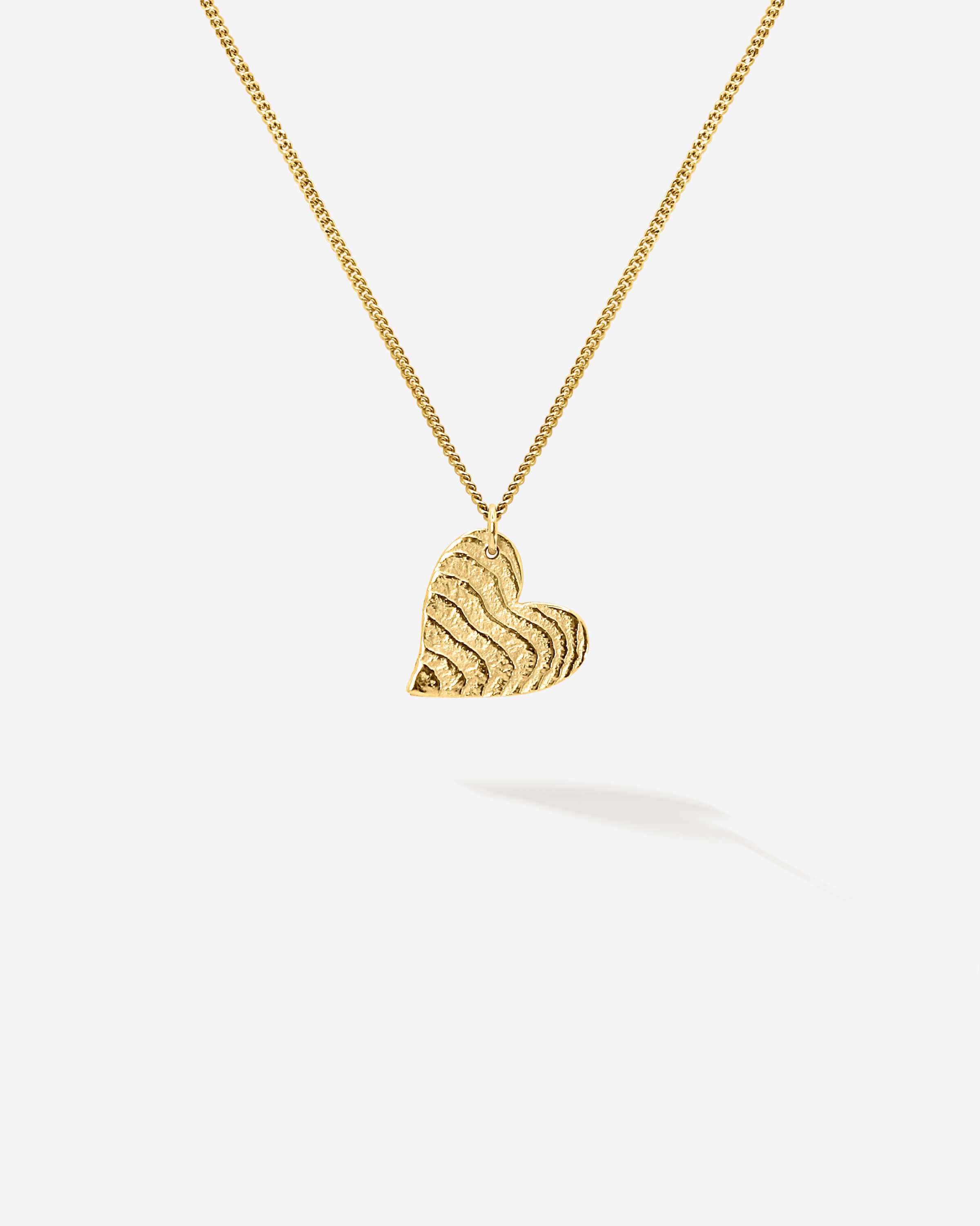 Ein besonders schönes Herz als Schmuckstück mit maritimer SEPIAH Struktur direkt aus dem Meer. Für Dich selbst oder jemanden, den Du liebst. Love is around!
