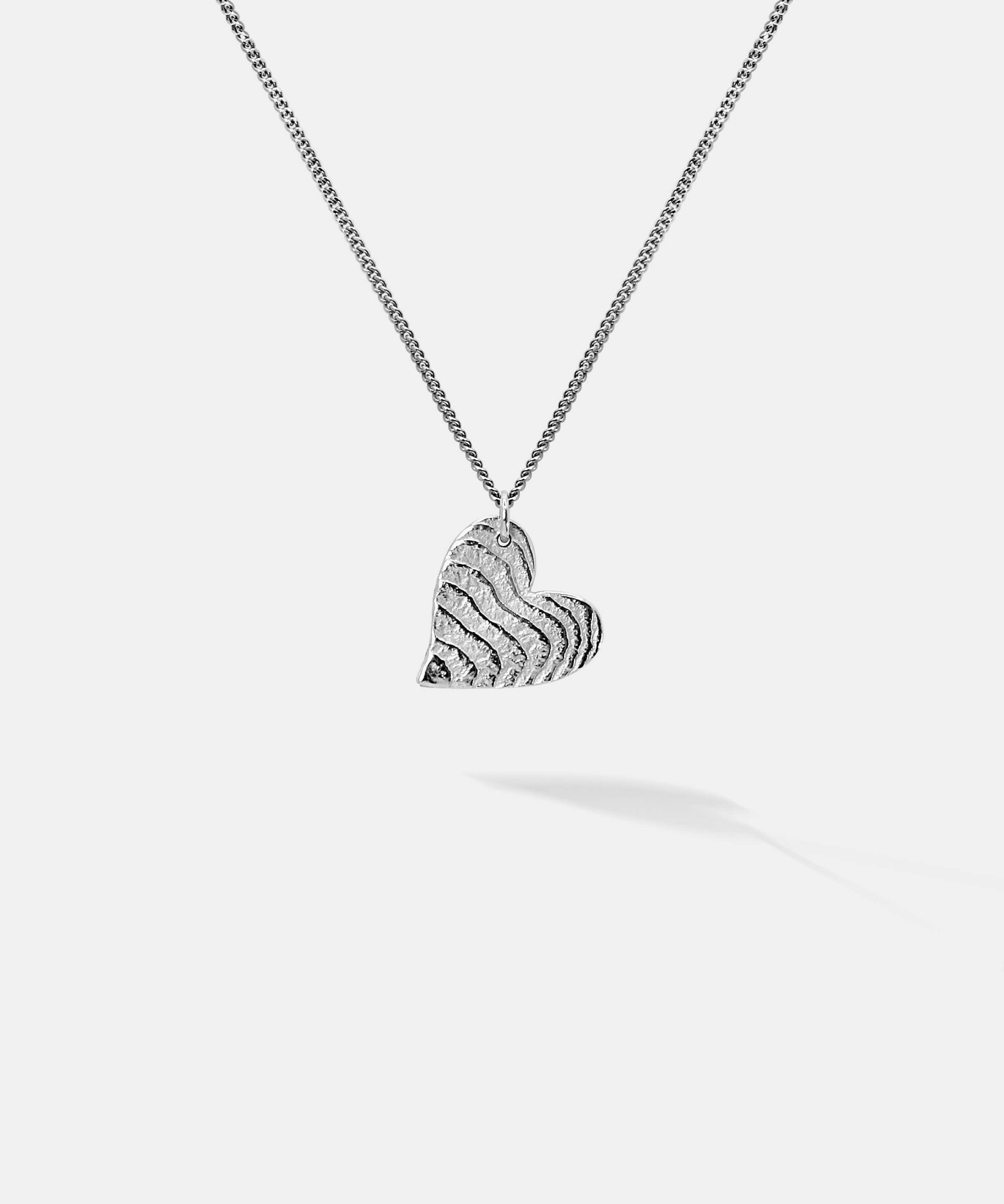 Ein besonders schönes silbernes Herz als Schmuckstück mit maritimer SEPIAH Struktur direkt aus dem Meer. Für Dich selbst oder jemanden, den Du liebst. Love is around!