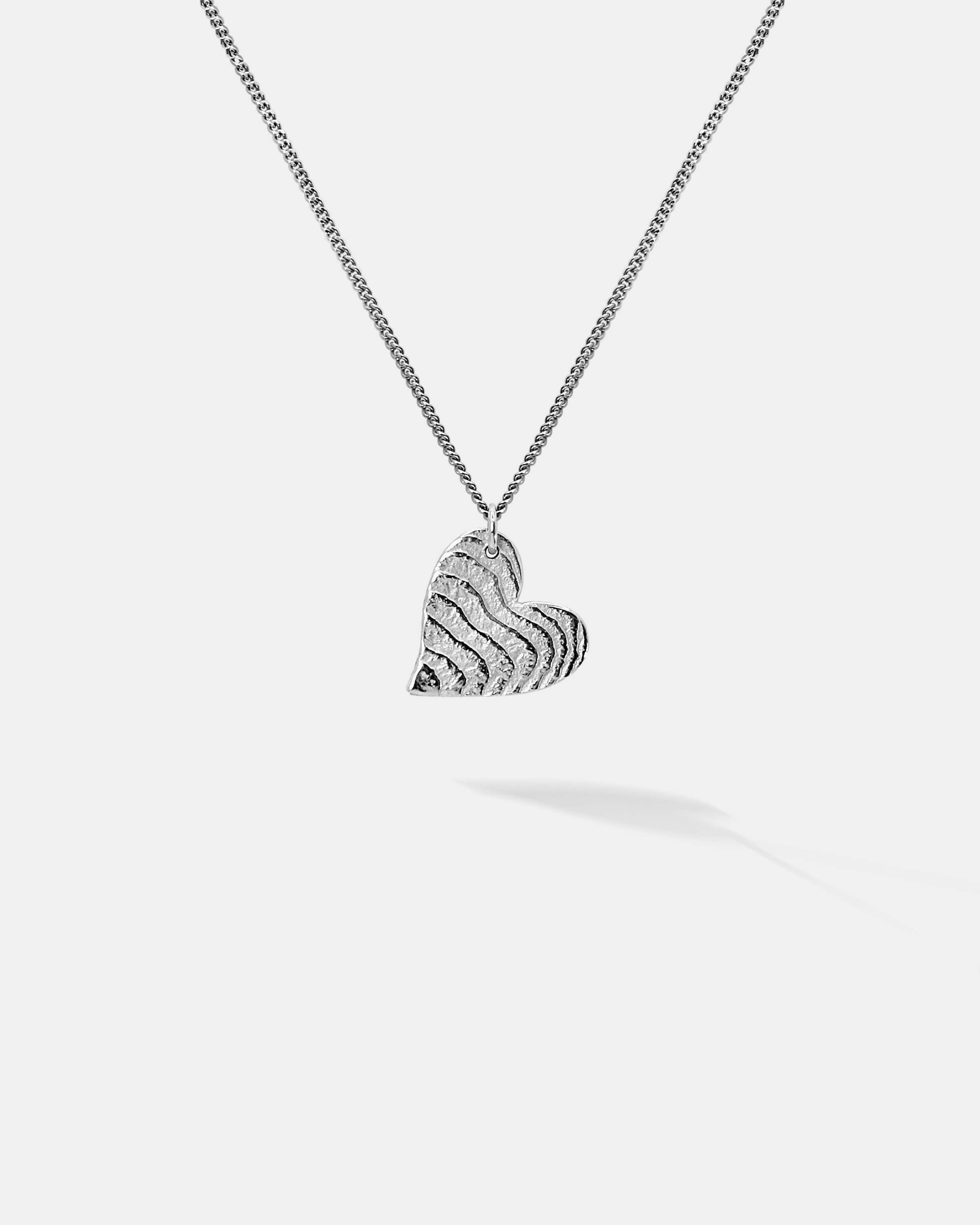 Ein besonders schönes silbernes Herz als Schmuckstück mit maritimer SEPIAH Struktur direkt aus dem Meer. Für Dich selbst oder jemanden, den Du liebst. Love is around!