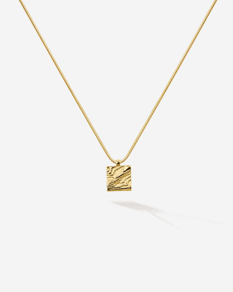 Das maritime Amoudia Necklace in Gold Vermeil ist wie ein Ausschnitt des Meeresbodens, oder der einer kleinen Dünenlandschaft. 