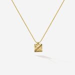 Das maritime Amoudia Necklace in Gold Vermeil ist wie ein Ausschnitt des Meeresbodens, oder der einer kleinen Dünenlandschaft. 