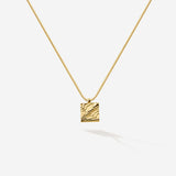 Das maritime Amoudia Necklace in Gold Vermeil ist wie ein Ausschnitt des Meeresbodens, oder der einer kleinen Dünenlandschaft. 
