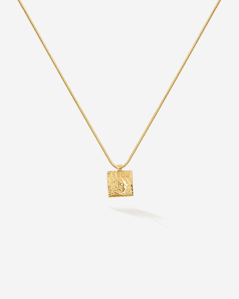 Das maritime Amoudia Necklace in Gold Vermeil ist auch rückseitig wie ein Ausschnitt des Meeresbodens, oder der einer kleinen Dünenlandschaft. 