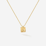 Das maritime Amoudia Necklace in Gold Vermeil ist auch rückseitig wie ein Ausschnitt des Meeresbodens, oder der einer kleinen Dünenlandschaft. 