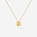 Das maritime Amoudia Necklace in Gold Vermeil ist auch rückseitig wie ein Ausschnitt des Meeresbodens, oder der einer kleinen Dünenlandschaft. 