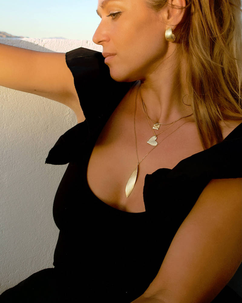 Das maritime Amoudia Necklace in Gold Vermeil ist wie ein Ausschnitt des Meeresbodens, oder der einer kleinen Dünenlandschaft. 