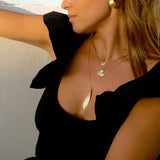 Das maritime Amoudia Necklace in Gold Vermeil ist wie ein Ausschnitt des Meeresbodens, oder der einer kleinen Dünenlandschaft. 