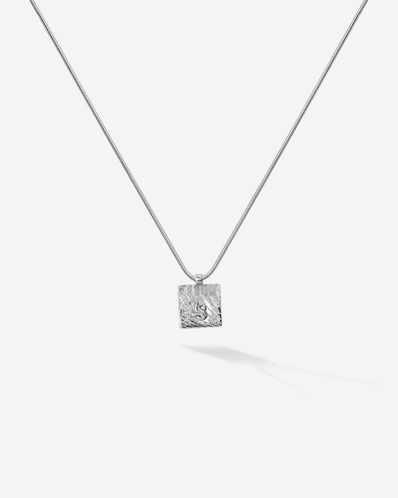 Das maritime Amoudia Necklace in Sterling Silber ist wie ein Ausschnitt des Meeresbodens, oder der einer kleinen Dünenlandschaft. 