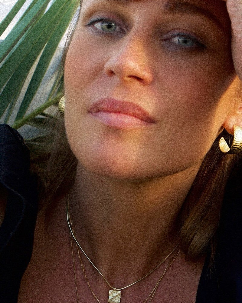 Das maritime Amoudia Necklace in Gold Vermeil ist wie ein Ausschnitt des Meeresbodens, oder der einer kleinen Dünenlandschaft. 
