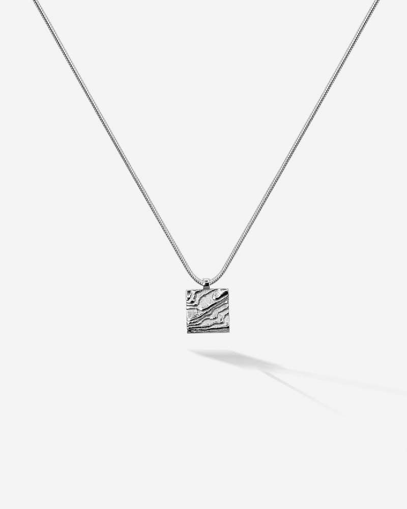 Das maritime Amoudia Necklace in Silber ist wie ein Ausschnitt des Meeresbodens, oder der einer kleinen Dünenlandschaft. 