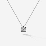Das maritime Amoudia Necklace in Silber ist wie ein Ausschnitt des Meeresbodens, oder der einer kleinen Dünenlandschaft. 