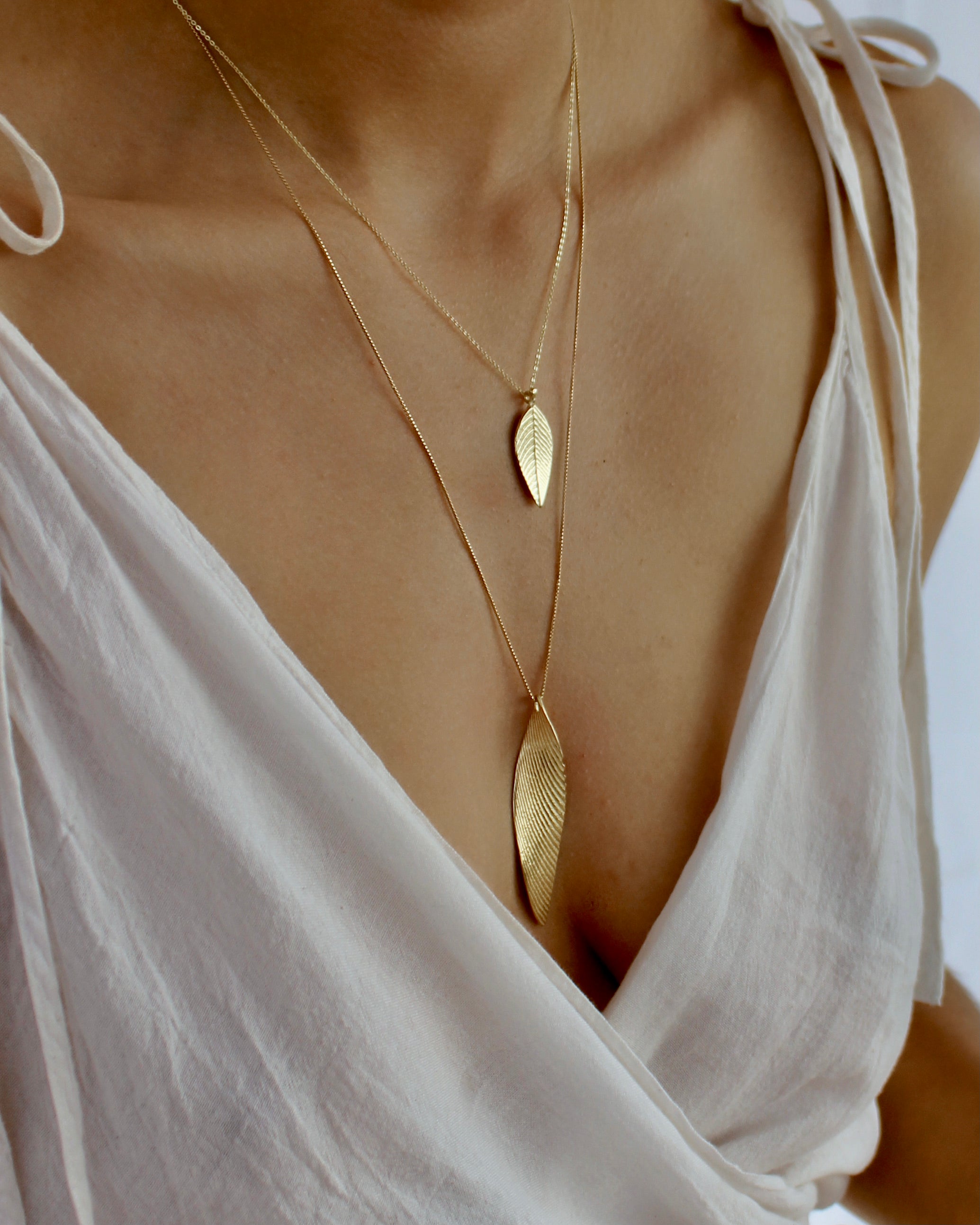 Feiner glitzernden Anhänger in Form eines Birkenblatt, das Symbol der Reinheit, des Lichtes, der Liebe und der Freude. Gold
