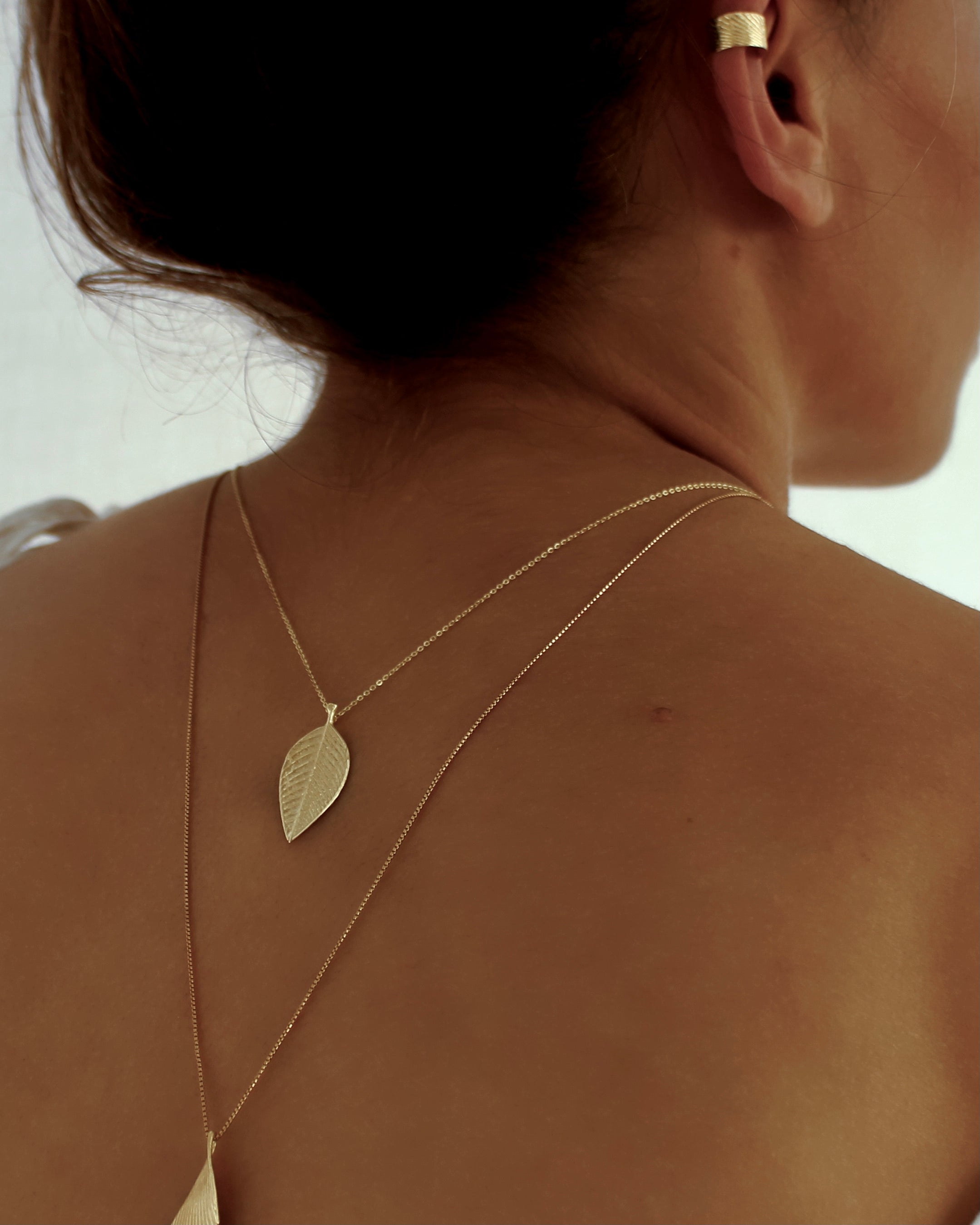 Feiner goldener Anhänger in Form eines Birkenblatt, das Symbol der Reinheit, des Lichtes, der Liebe und der Freude. Gold Vermeil