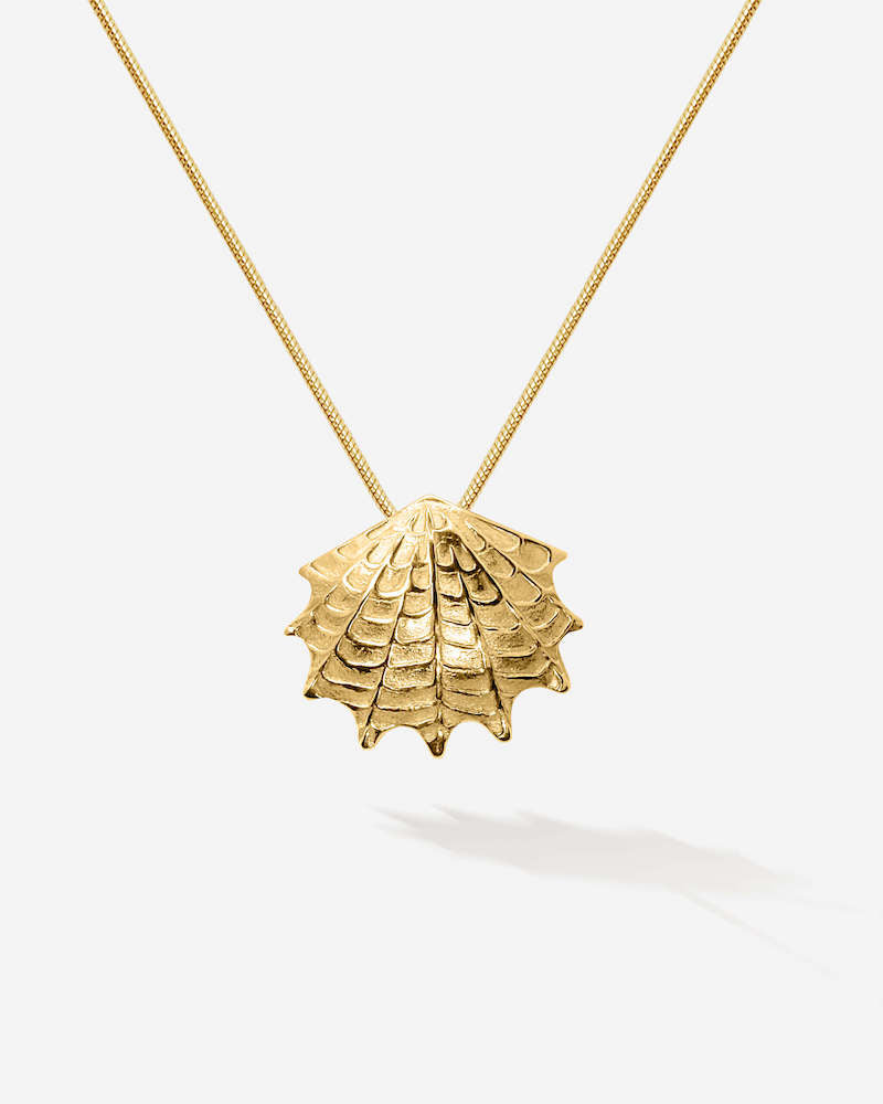 Die Weiblichkeit des goldenen Concha Necklace strahlt maximale Verbundenheit mit dem Meer und zugleich puren Luxus aus. Typisch maritimer Look von SEPIAH JEWELRY
