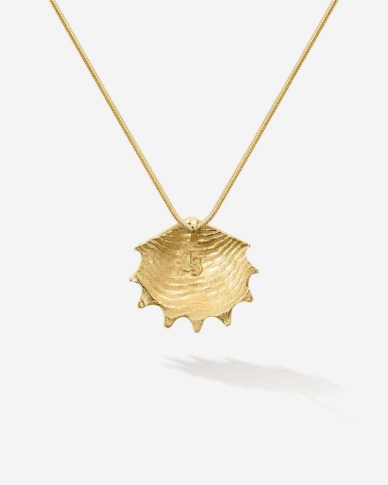 Die Weiblichkeit des goldenen Concha Necklace strahlt maximale Verbundenheit mit dem Meer auch rückseitig typisch maritimer Look von SEPIAH JEWELRY