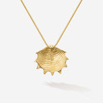 Die Weiblichkeit des goldenen Concha Necklace strahlt maximale Verbundenheit mit dem Meer auch rückseitig typisch maritimer Look von SEPIAH JEWELRY