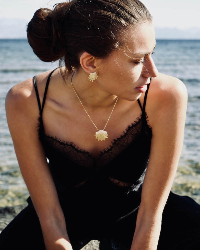Die Weiblichkeit des goldenen Concha Necklace strahlt maximale Verbundenheit mit dem Meer und zugleich puren Luxus aus. Typisch maritimer Look von SEPIAH JEWELRY
