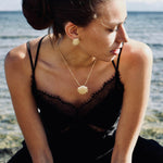 Die Weiblichkeit des goldenen Concha Necklace strahlt maximale Verbundenheit mit dem Meer und zugleich puren Luxus aus. Typisch maritimer Look von SEPIAH JEWELRY