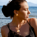 Die Weiblichkeit des goldenen Concha Necklace strahlt maximale Verbundenheit mit dem Meer und zugleich puren Luxus aus. Typisch maritimer Look von SEPIAH JEWELRY