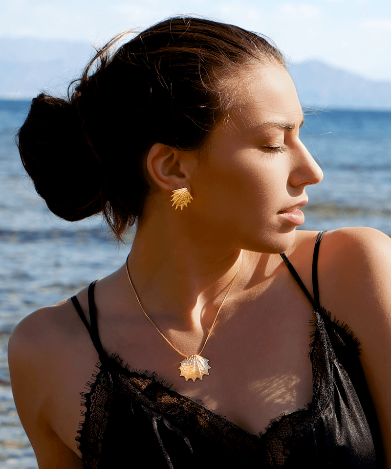 Die Weiblichkeit des goldenen Concha Necklace strahlt maximale Verbundenheit mit dem Meer und zugleich puren Luxus aus. Typisch maritimer Look von SEPIAH JEWELRY