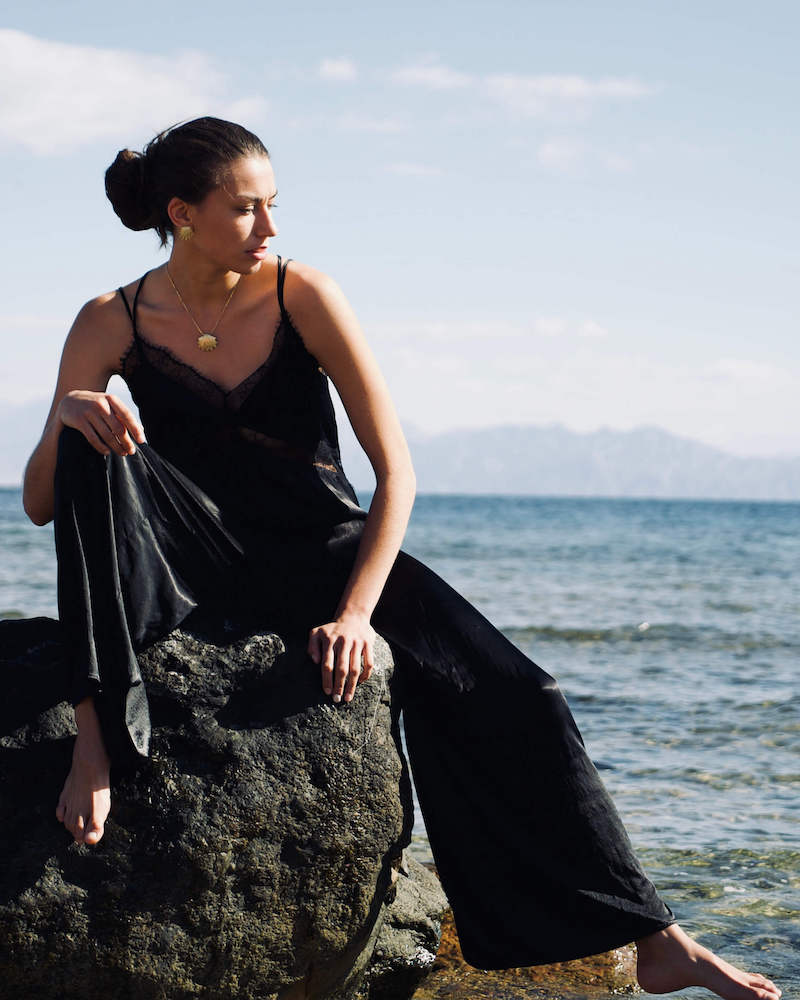 Die Weiblichkeit des goldenen Concha Necklace strahlt maximale Verbundenheit mit dem Meer und zugleich puren Luxus aus. Typisch maritimer Look von SEPIAH JEWELRY
