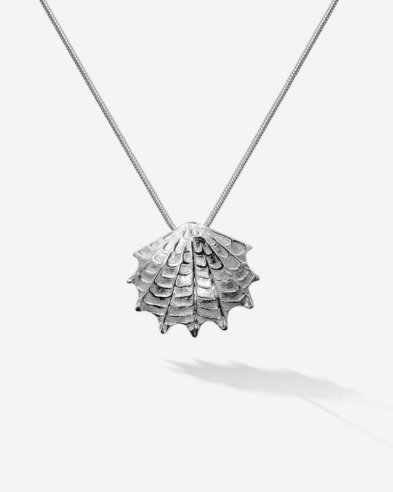 Die Weiblichkeit des silbernen Concha Necklace strahlt maximale Verbundenheit mit dem Meer und zugleich puren Luxus aus. Typisch maritimer Look von SEPIAH JEWELRY