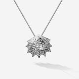 Die Weiblichkeit des silbernen Concha Necklace strahlt maximale Verbundenheit mit dem Meer und zugleich puren Luxus aus. Typisch maritimer Look von SEPIAH JEWELRY