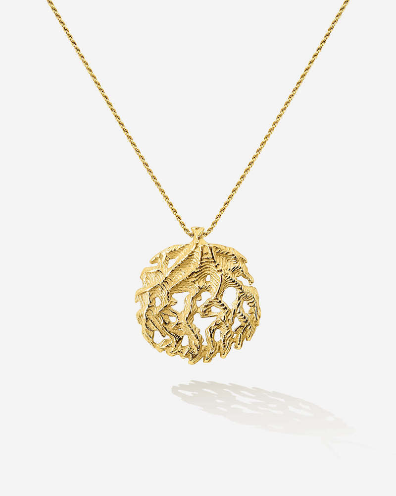 Die goldene Kette mit Anhänger in Korallenoptik steigert Deine emotionale Energie. Im Meeresgarten von SEPIAH JEWELRY wächst Dir das wunderschöne Coral Necklace umso mehr ans Herz