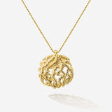 Die goldene Kette mit Anhänger in Korallenoptik steigert Deine emotionale Energie. Im Meeresgarten von SEPIAH JEWELRY wächst Dir das wunderschöne Coral Necklace umso mehr ans Herz