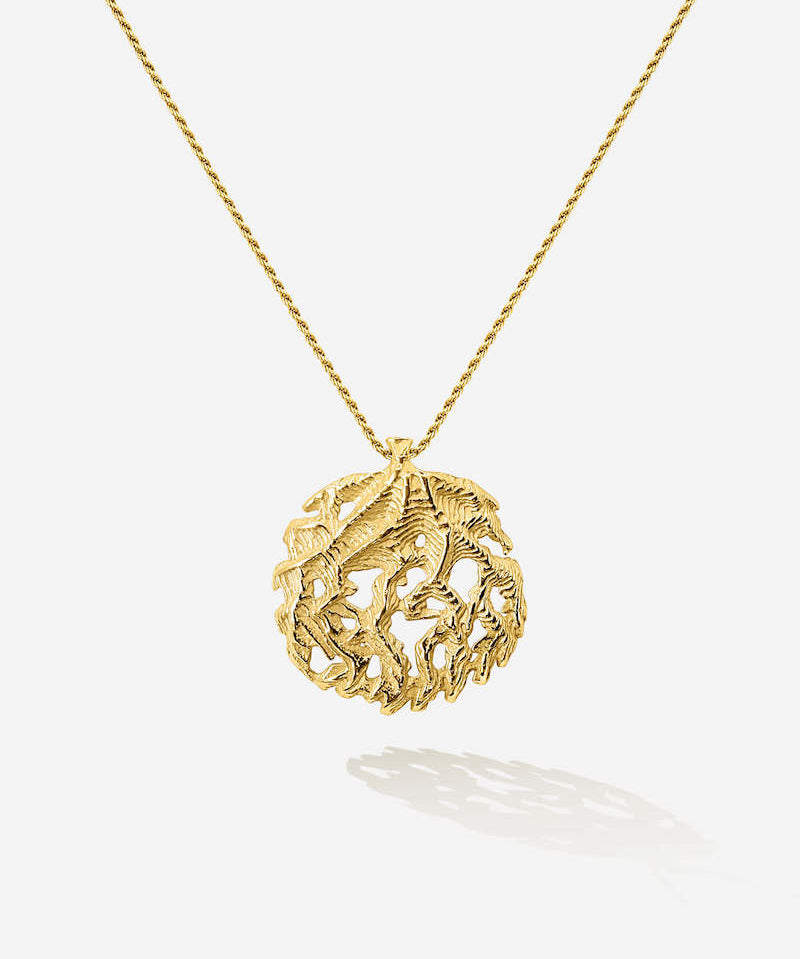 Die goldene Kette mit Anhänger in Korallenoptik steigert Deine emotionale Energie. Im Meeresgarten von SEPIAH JEWELRY wächst Dir das wunderschöne Coral Necklace umso mehr ans Herz
