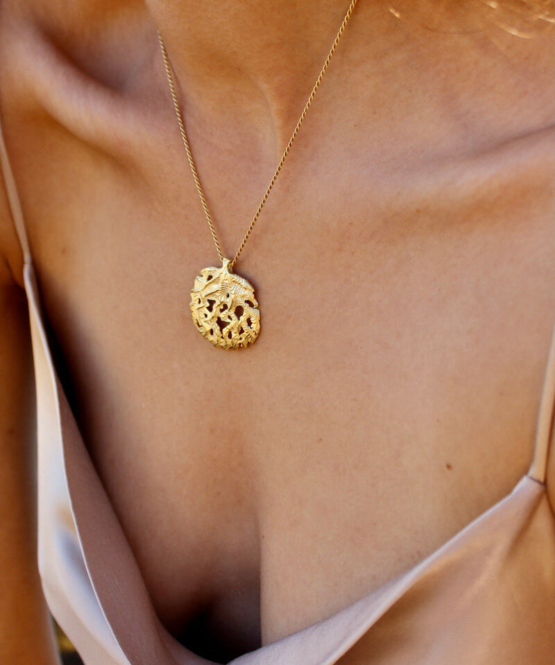 Die goldene Kette mit Anhänger in Korallenoptik steigert Deine emotionale Energie. Im Meeresgarten von SEPIAH JEWELRY wächst Dir das wunderschöne Coral Necklace umso mehr ans Herz