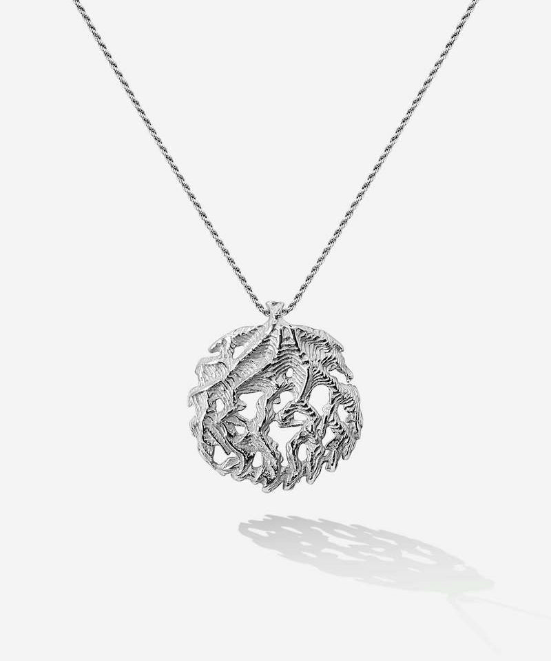 Die silberne Kette mit Anhänger in Korallenoptik steigert Deine emotionale Energie. Im Meeresgarten von SEPIAH JEWELRY wächst Dir das wunderschöne Coral Necklace umso mehr ans Herz