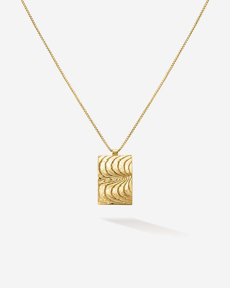 Goldenes Rechteck mit maritimen Wellen. Das Geheimnis toller Frauen lliegt in ihrer Authentizität und ihrem Mut, besonderen Schmuck zu tragen