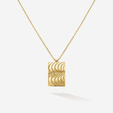 Goldenes Rechteck mit maritimen Wellen. Das Geheimnis toller Frauen lliegt in ihrer Authentizität und ihrem Mut, besonderen Schmuck zu tragen