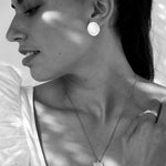 Goldenesoder silbernes Rechteck mit maritimen Wellen. Das Geheimnis toller Frauen lliegt in ihrer Authentizität und ihrem Mut, besonderen Schmuck zu tragen