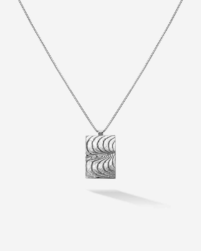 Silbernes Rechteck mit maritimen Wellen. Das Geheimnis toller Frauen lliegt in ihrer Authentizität und ihrem Mut, besonderen Schmuck zu tragen