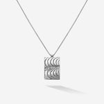 Silbernes Rechteck mit maritimen Wellen. Das Geheimnis toller Frauen lliegt in ihrer Authentizität und ihrem Mut, besonderen Schmuck zu tragen