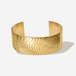 Das Dune Bracelet ist ein Piece of Art für das Handgelenk. Die wellenartigen Strukturen erzählen von Sediment, von Sanddünen und vom Meeresboden