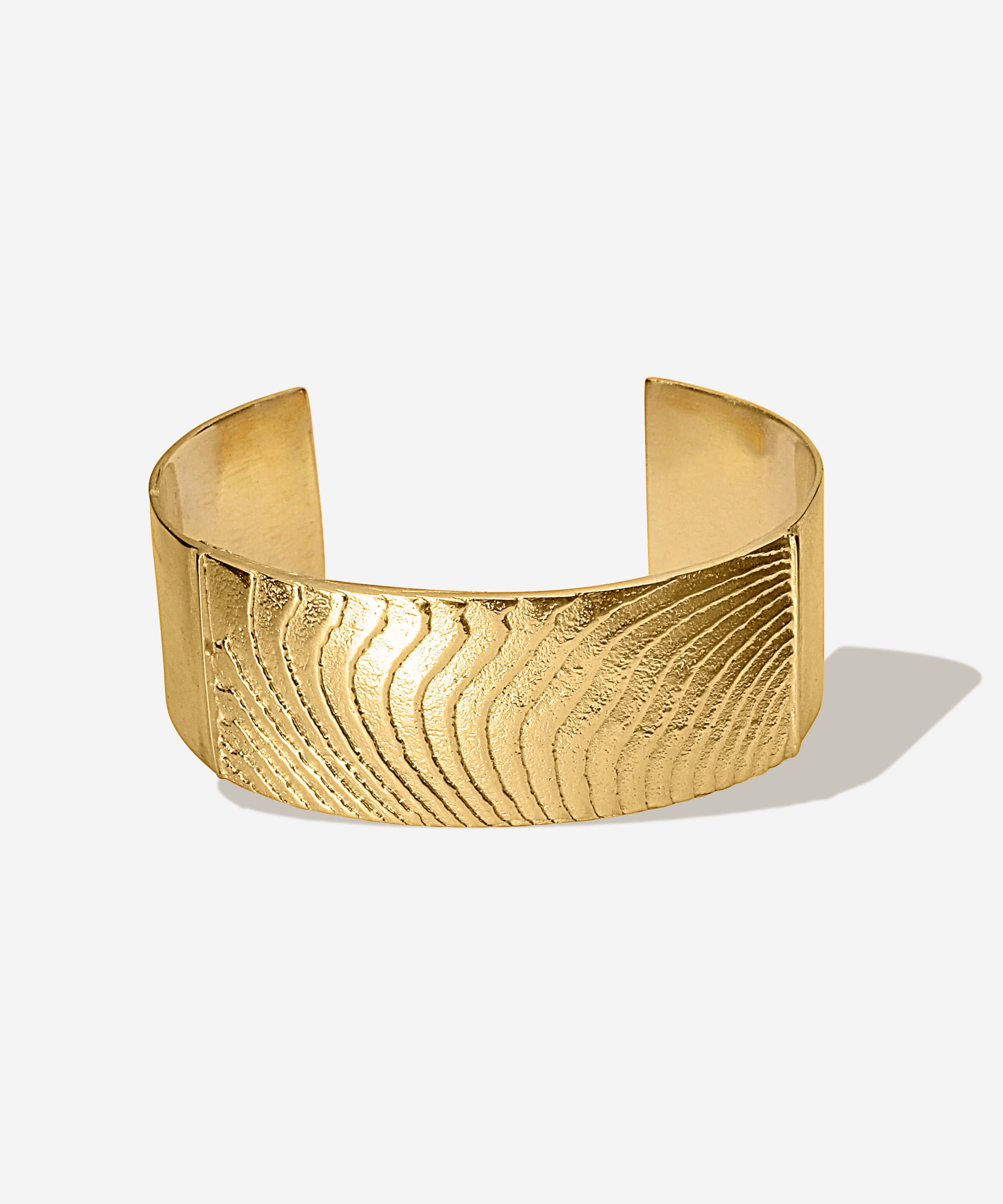 Das Dune Bracelet ist ein Piece of Art für das Handgelenk. Die wellenartigen Strukturen erzählen von Sediment, von Sanddünen und vom Meeresboden