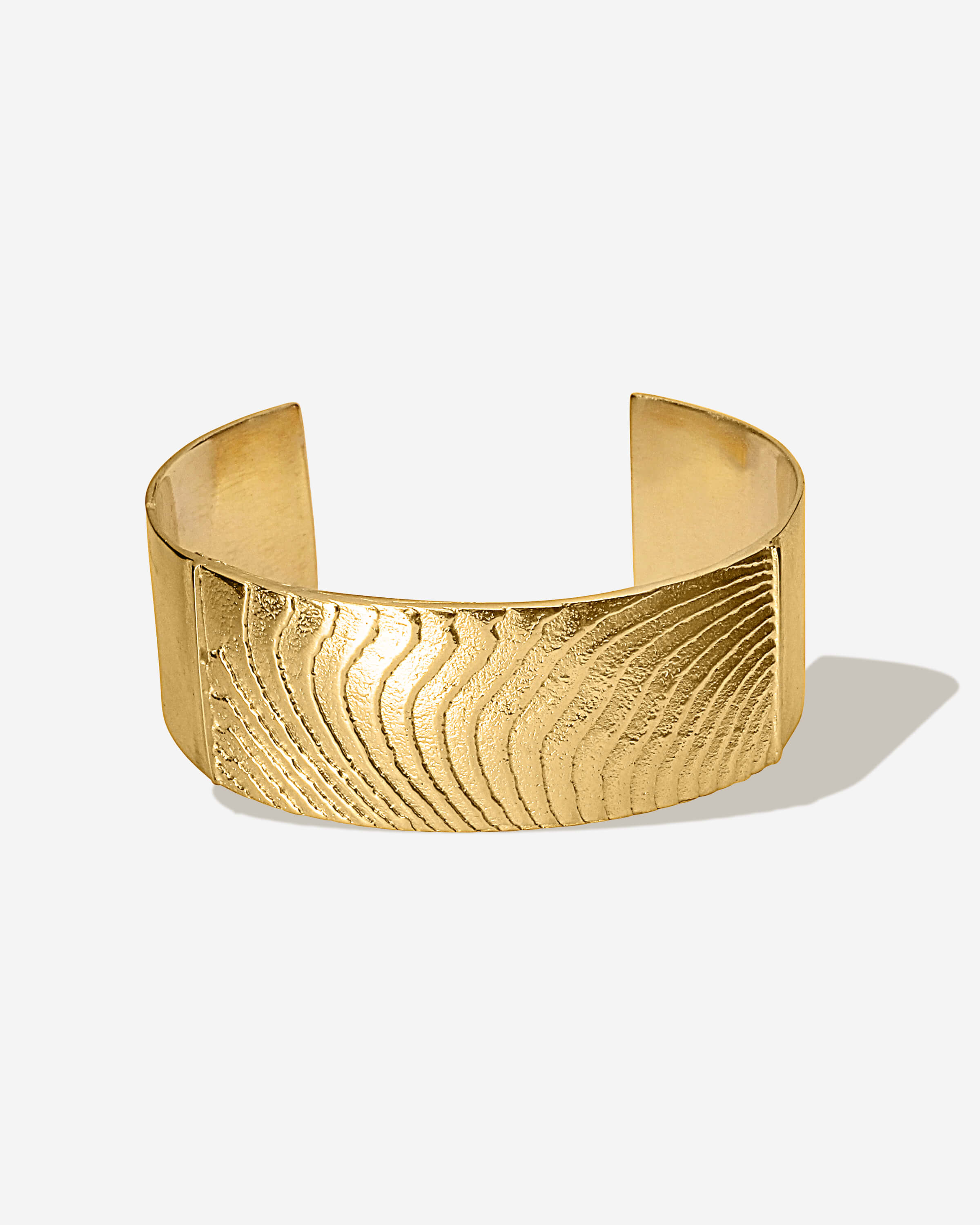 Das Dune Bracelet ist ein Piece of Art für das Handgelenk. Die wellenartigen Strukturen erzählen von Sediment, von Sanddünen und vom Meeresboden