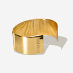 Das Dune Bracelet in gold ist ein Piece of Art für das Handgelenk. Die wellenartigen Strukturen erzählen von Sediment, von Sanddünen und vom Meeresboden