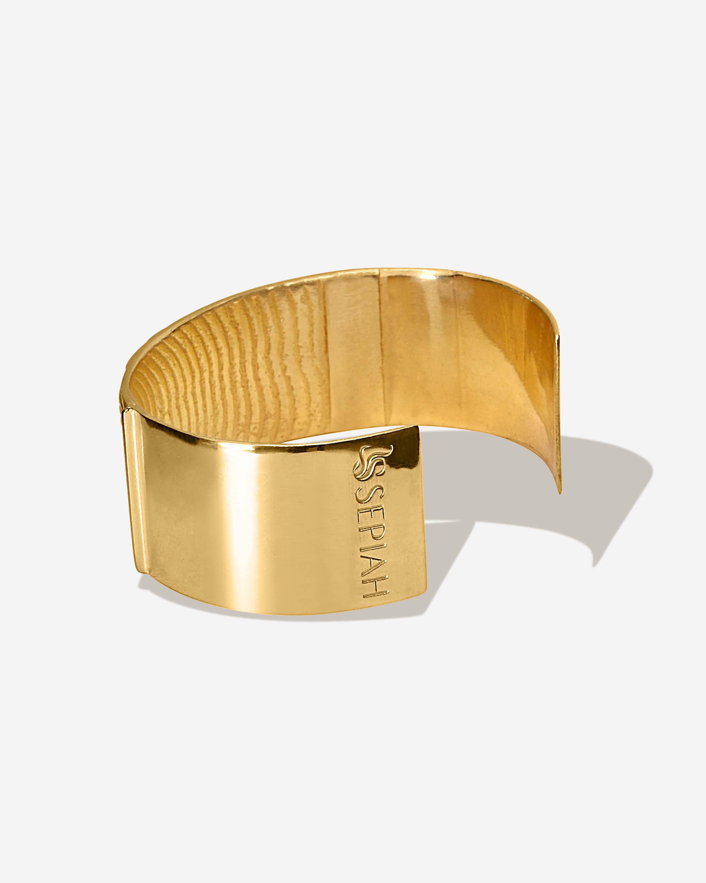 Das Dune Bracelet in gold ist ein Piece of Art für das Handgelenk. Die wellenartigen Strukturen erzählen von Sediment, von Sanddünen und vom Meeresboden