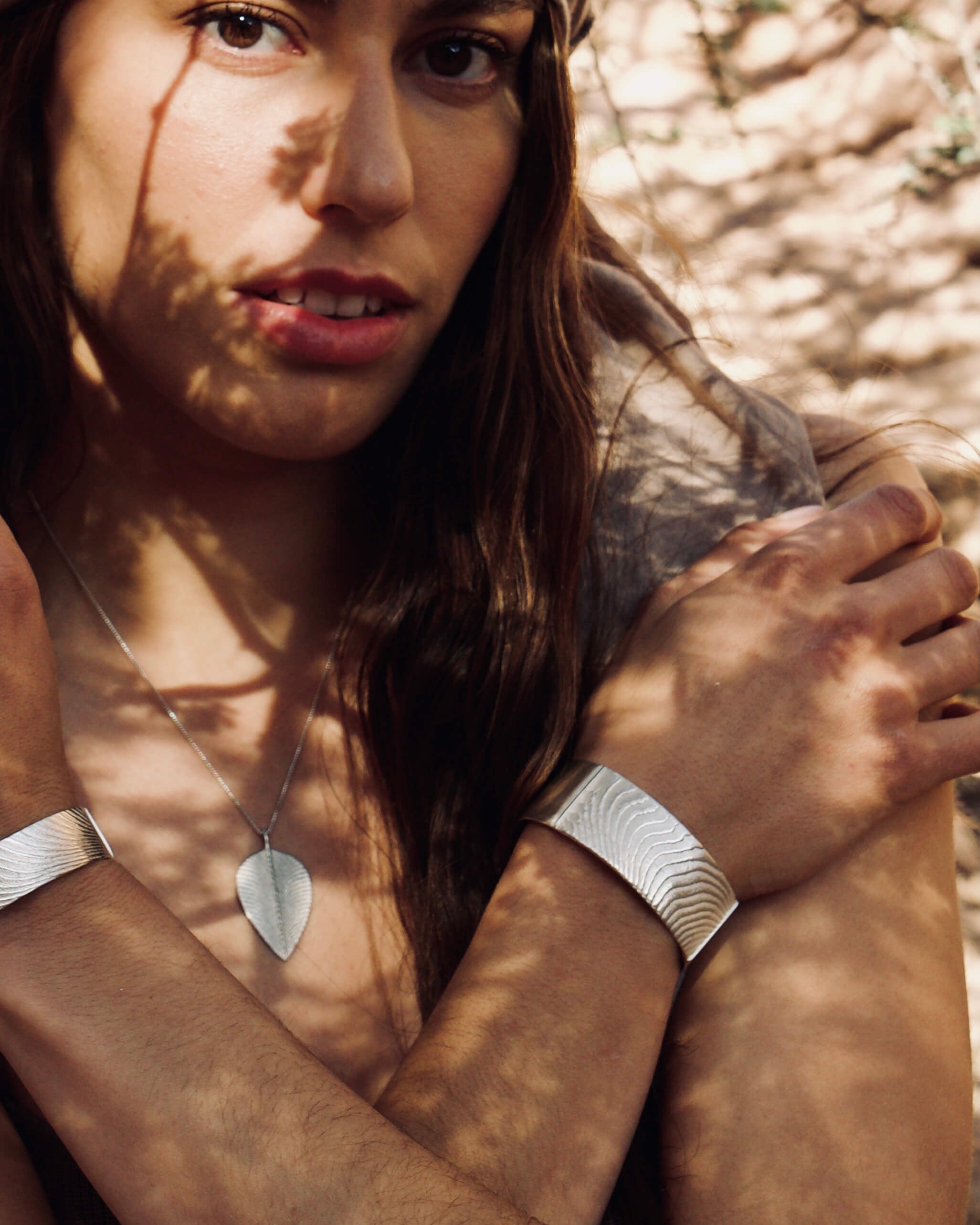 Das Dune Bracelet in Silber ist ein Hingucker für das Handgelenk. Die wellenartigen Strukturen erzählen von Sediment, von Sanddünen und vom Meeresboden