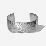 Das Dune Bracelet in Silber. Die wellenartigen Strukturen erzählen von Sediment, von Sanddünen und vom Meeresboden