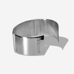 Das Dune Bracelet ist der Hingucker für das Handgelenk. Die wellenartigen Strukturen erzählen von Sediment, von Sanddünen und vom Meeresboden
