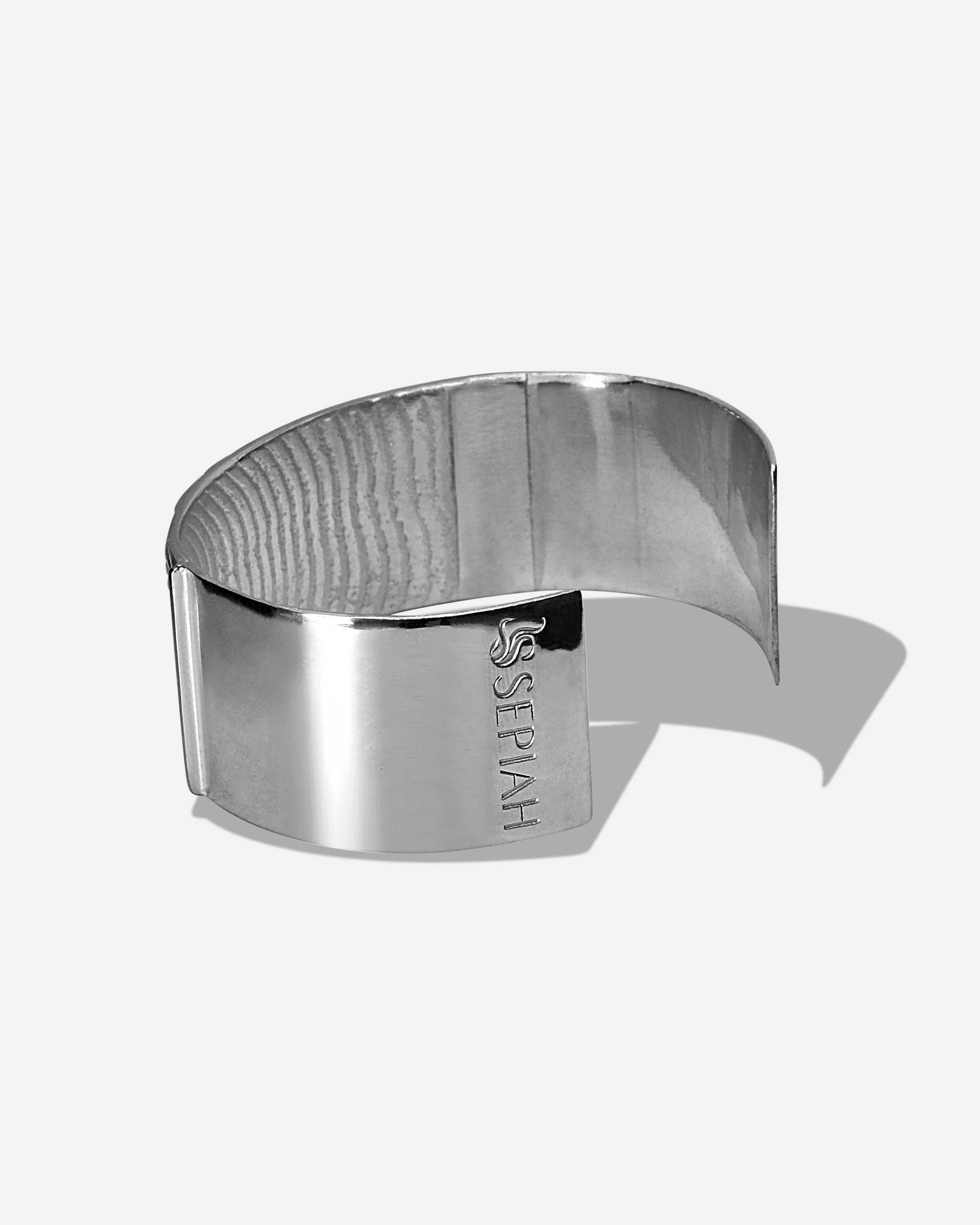 Das Dune Bracelet ist der Hingucker für das Handgelenk. Die wellenartigen Strukturen erzählen von Sediment, von Sanddünen und vom Meeresboden