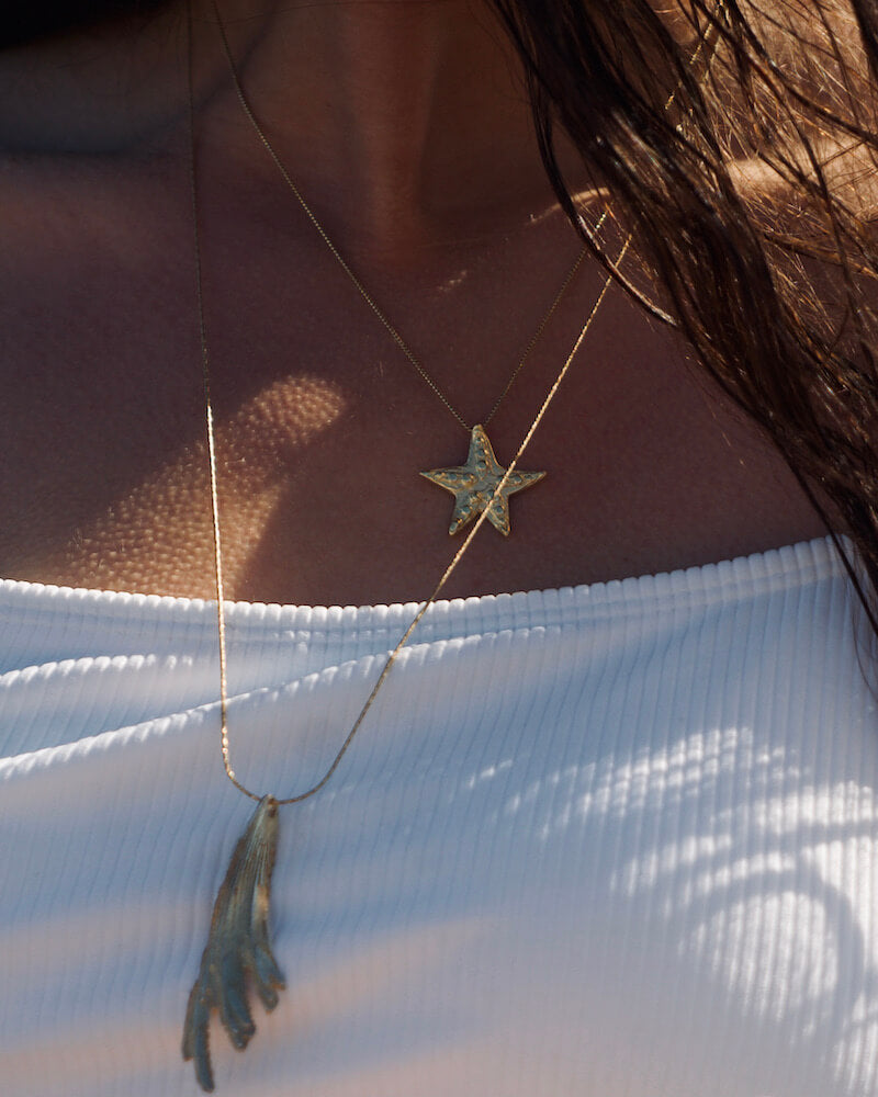 Das goldenen Estrella Necklace, Schmuck aus den Tiefen des Meeres. Seesterne zeigen die Magie des Meeres an, wie kaum ein anderer Glücksbringer.